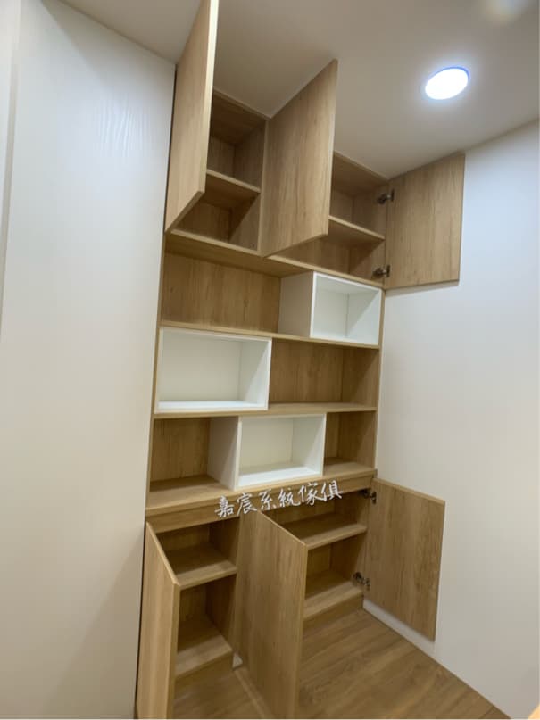 1) 照片顯示一個木製的書櫃,上面有架子,底部有抽屜