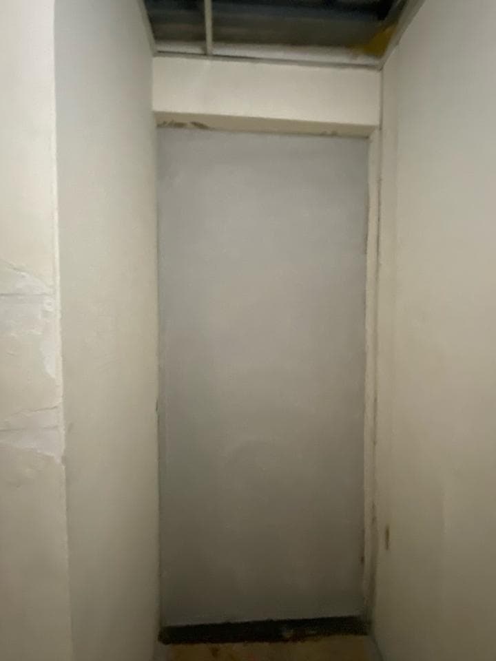 1) 照片顯示一個白色房間,房間裡有一個白色牆壁,牆壁下方有一個木地板