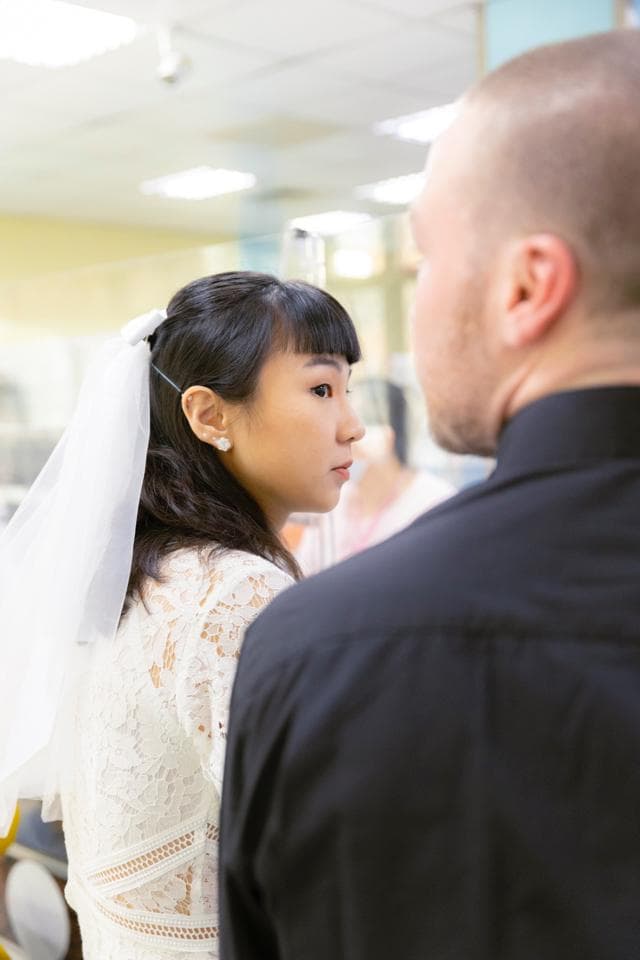 這張「婚禮」的照片是一個穿著婚紗的女子和一個身穿西裝的男人。女子戴著頭紗,面帶微笑,而男人正看著她。